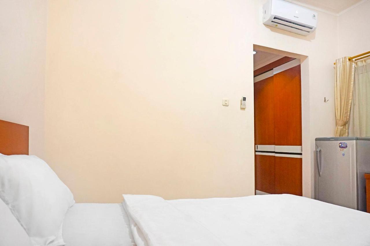 Collection O 91380 Golden Mansion Hotel Джакарта Екстериор снимка
