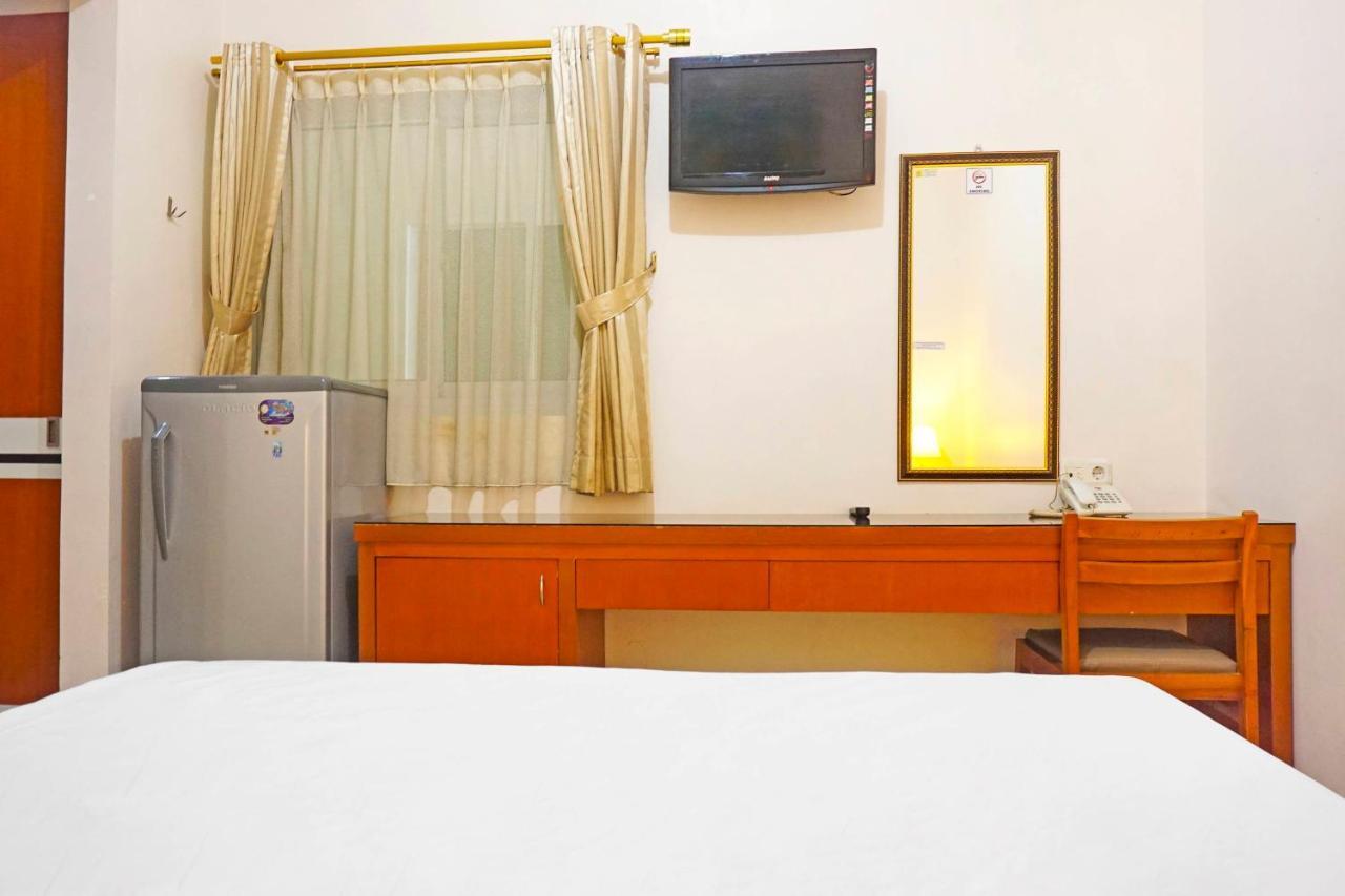 Collection O 91380 Golden Mansion Hotel Джакарта Екстериор снимка